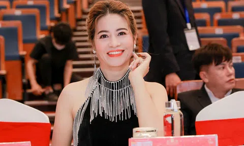 Á hậu Vũ Thị Xuyến xuất hiện rạng rỡ trong đêm chung kết Hoa hậu Doanh nhân Việt Nam 2022