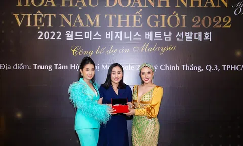 Giám đốc công ty Kim Ngân Medicare đấu giá thành công vòng ngọc trai tại tiệc tri ân Hoa hậu Doanh nhân Việt Nam Thế giới 2022