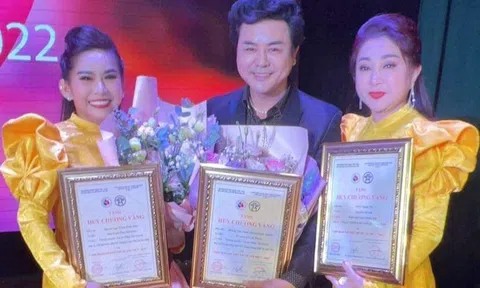 Nghệ sĩ Hoàng Quốc Thanh đoạt giải huy chương vàng Liên Hoan Sân Khấu lần 5.