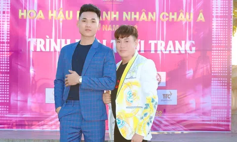 Người mẫu Khánh Luân tháp tùng NTK Tommy Nguyễn đến sự kiện tại Huế