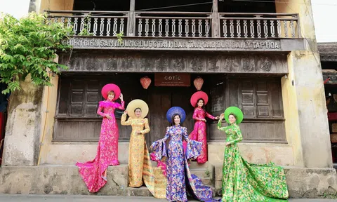 Thí sinh Hoa hậu Doanh nhân Việt Nam 2023 diện áo dài tham quan Phố cổ Hội An