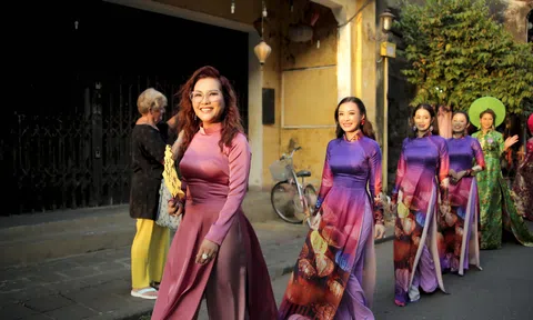 Chủ tịch Đặng Gia Bena diện áo dài dạo Phố cổ Hội An