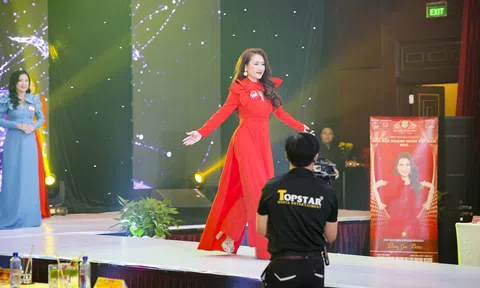 Lạ mắt với BTS áo dài cách tân độc đáo của NTK Tony Phạm