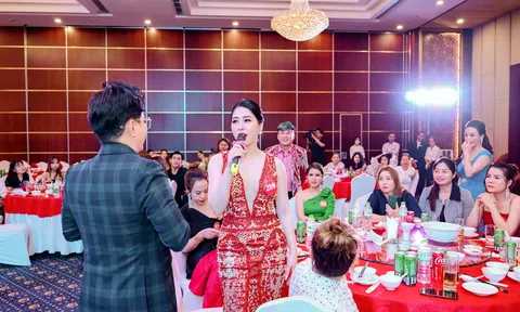 Đấu giá gây quỹ từ thiện: Doanh nhân Nguyễn Thị Quế Anh quyên góp 100 triệu đồng cho trang phục công sở