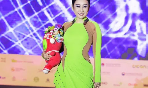 Nữ hoàng sắc đẹp Đông Nam Á - Kim Trang trở lại sàn catwalk với vai trò người mẫu vedette của Nhà thiết kế Quốc tế Quỳnh Paris