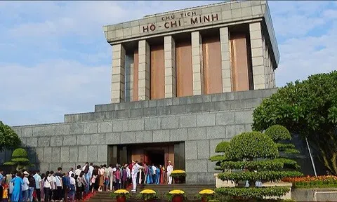 HÀNG CHỤC NGHÌN LƯỢT NGƯỜI VÀO LĂNG VIẾNG BÁC