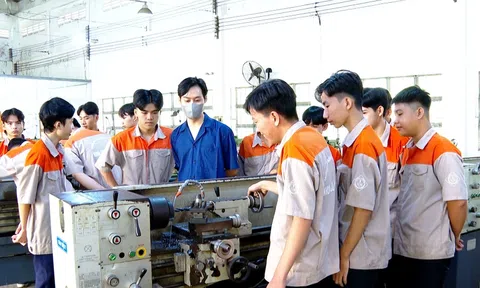 KHỞI SẮC LAO ĐỘNG QUA ĐÀO TẠO