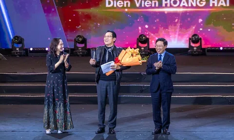 'Trắng tay' tại VTV Awards 2023, NSƯT Hoàng Hải được vinh danh 'Nam diễn viên truyền hình nổi bật'