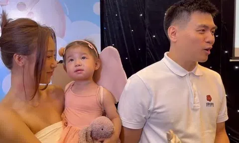 Nóng bỏng tay: Pam Yêu Ơi ngượng ngùng lấy tay che mặt tại họp báo Mẹ Vắng Nhà Ba Là Siêu Nhân mùa 3