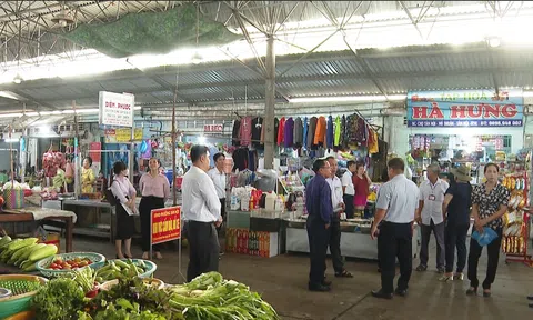 BAN KINH TẾ - NGÂN SÁCH GIÁM SÁT CÔNG TÁC QUẢN LÝ  VÀ PHÁT TRIỂN CHỢ TẠI THÀNH PHỐ VĨNH LONG