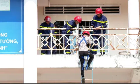 TUYÊN TRUYỀN TRẢI NGHIỆM CHỮA CHÁY VÀ CỨU NẠN,  CỨU HỘ TẠI TRƯỜNG CAO ĐẲNG NGHỀ VĨNH LONG