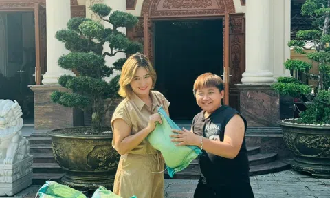 Hoa hậu thiện nguyện Trịnh Lan Trinh giản dị trao quà cho bà con khó khăn