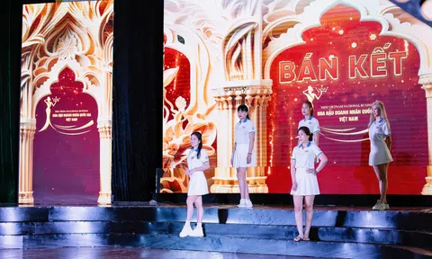 Dàn thí sinh Hoa hậu Doanh nhân Quốc gia Việt Nam 2024 tập luyện cho đêm thi bán kết