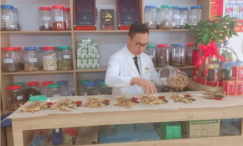 Lê Đình Hùng  - Bác sĩ YHCT được nhiều bệnh nhân trao trọn niềm tin