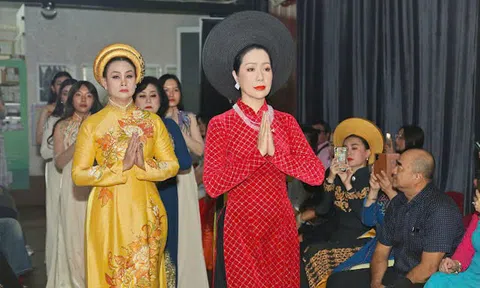 NSND Trịnh Kim Chi dâng hương Tổ cùng nhiều nghệ sĩ hướng về vùng lũ miền Bắc