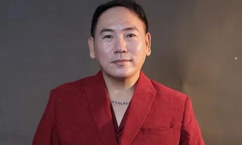 NTK Tony Phạm“lên đồ” lịch lãm đón Giáng sinh