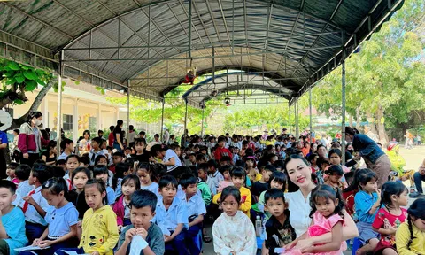 Hình ảnh đẹp của Hoa hậu Nguyễn Ngọc Hiếu trong hoạt động thiện nguyện tại Khánh Hòa