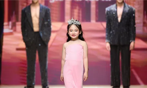 Model Kid San San gây ấn tượng tại Vietnam Future Fashion Show 2025 khi đảm nhận hai lần Vedette. 