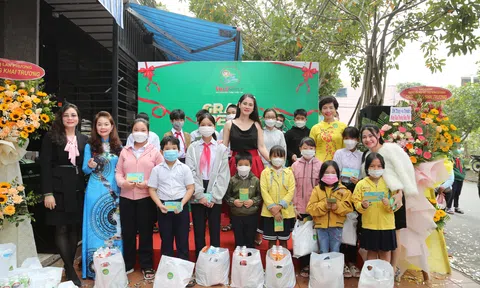 Á hậu Nguyễn Hồng Nhung tham dự khai trương hệ thống siêu thị Vilco Mart24h tại Nghệ An và Đà Nẵng.