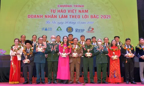 Á hậu Hồng Nhung được trao tặng tượng Hồ Chủ Tịch và vinh danh “Doanh nhân làm theo lời Bác”