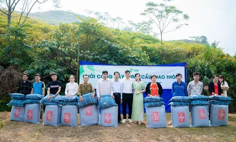 CEO Phạm Thị Ngọc Ánh cùng với đội nhóm thương hiệu VIC gây quỹ tình thương VIC xây cầu tiền tỷ cho bà con Sơn La thay mặt khách hàng