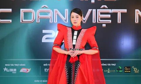 Nguyễn Hoài Linh nổi bật với trang phục mang bản sắc văn hóa tại họp báo Hoa hậu Quốc dân Việt Nam 2026